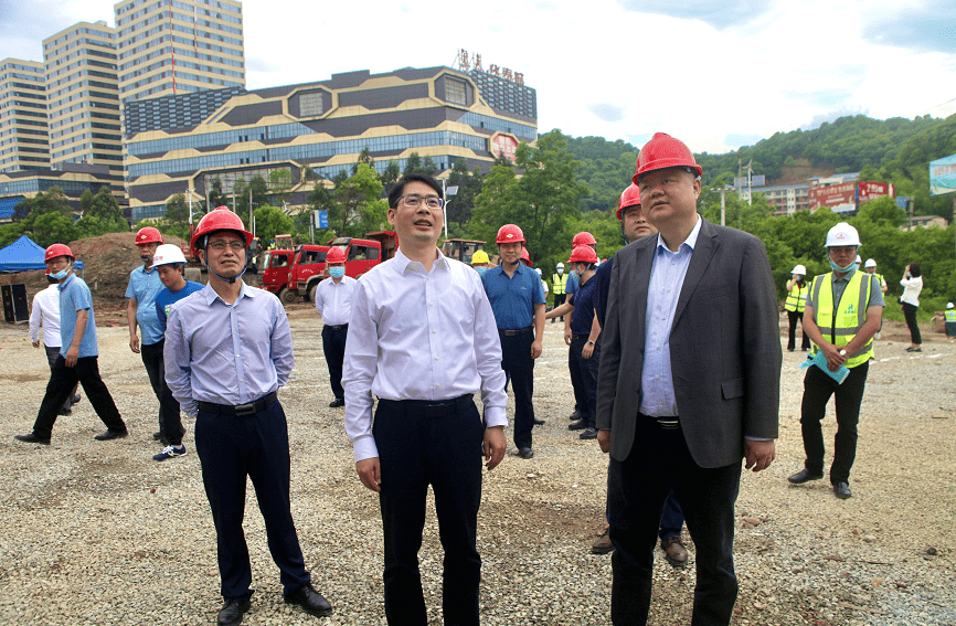 郴州市委常委,副市长梁成谷(中),在郴州市交通运输局局长刘向伟(右)