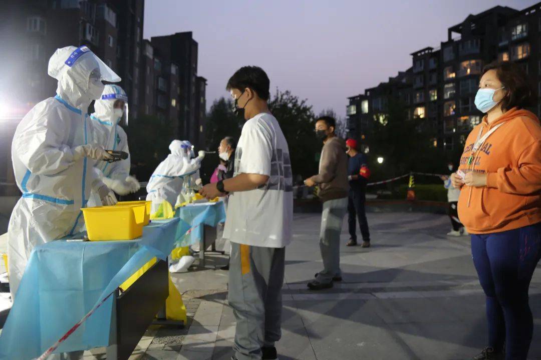 直击挑灯夜战2小时8475人通州梨园防范区首轮核酸检测全部阴性