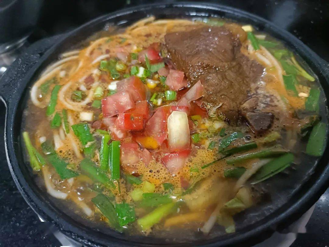 "吃大碗米线加帽"是生活中的小梦想,在这里就一定要实现,他家的砂锅