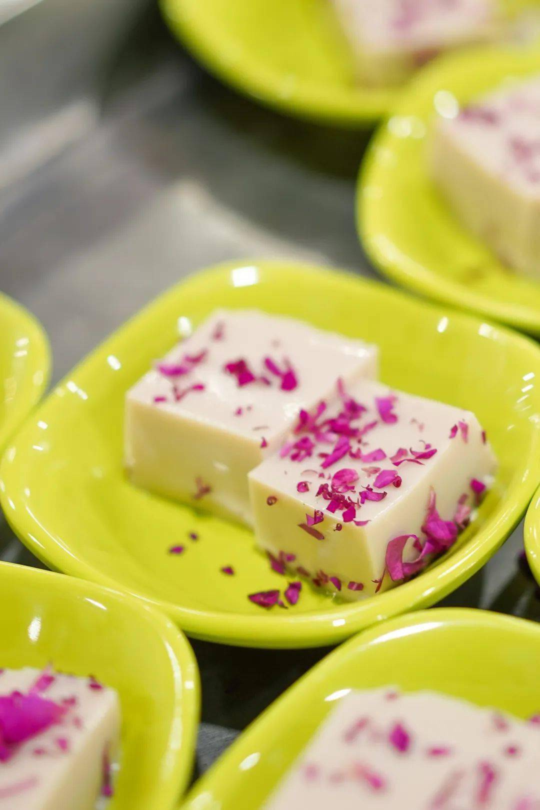 云南大学"玫瑰宴"馋哭全国!别羡慕 点击解锁"吃花"菜单→ | 春暖花开