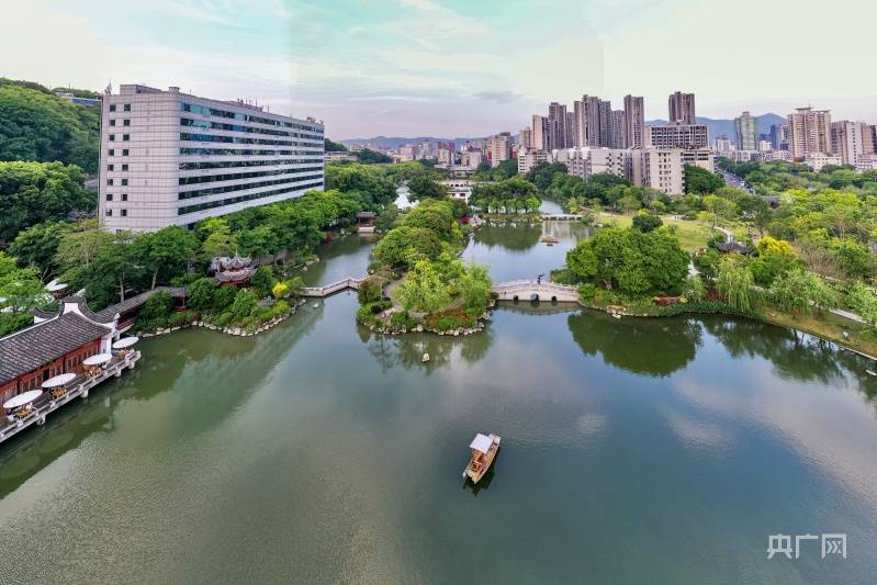 謝貴明攝)黎明湖公園處在城市中心繁華地段,營造出