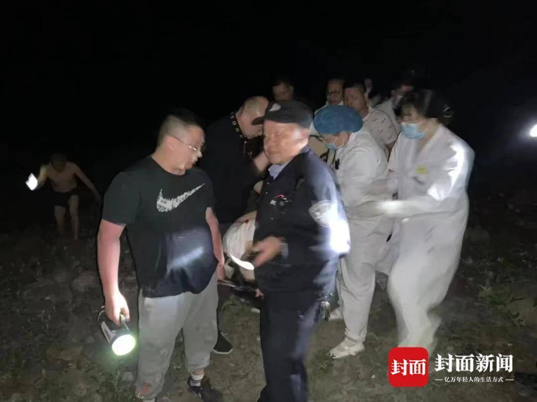 女子夜间驾车坠入20米深谷四川德阳警民医护携手救援