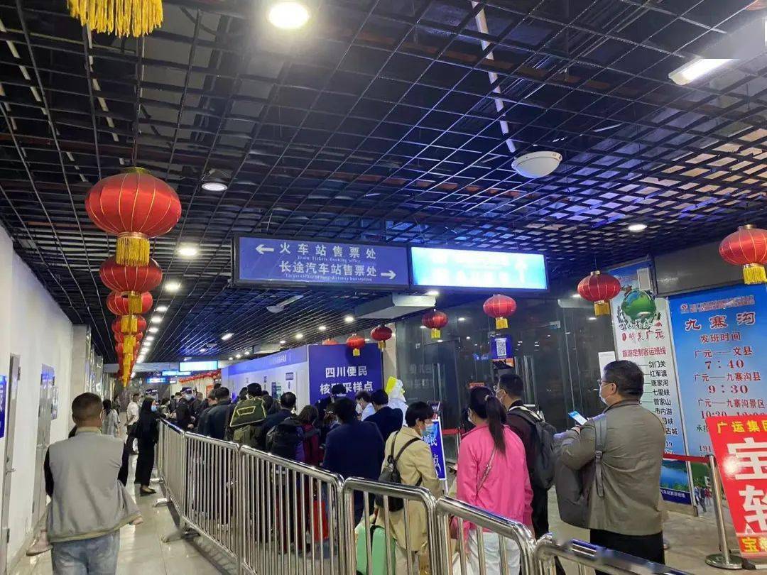 针对于省内区间的旅客,广元火车站也设置了核酸检测点,提供便民服务