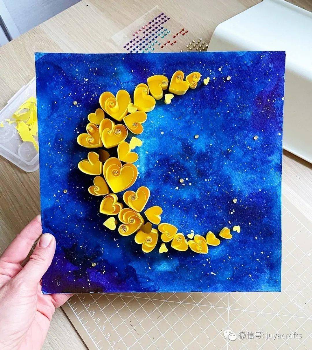 作品细节图之前曾有读者提问:黄色爱心是先涂色还是剪的卡纸贴上再做