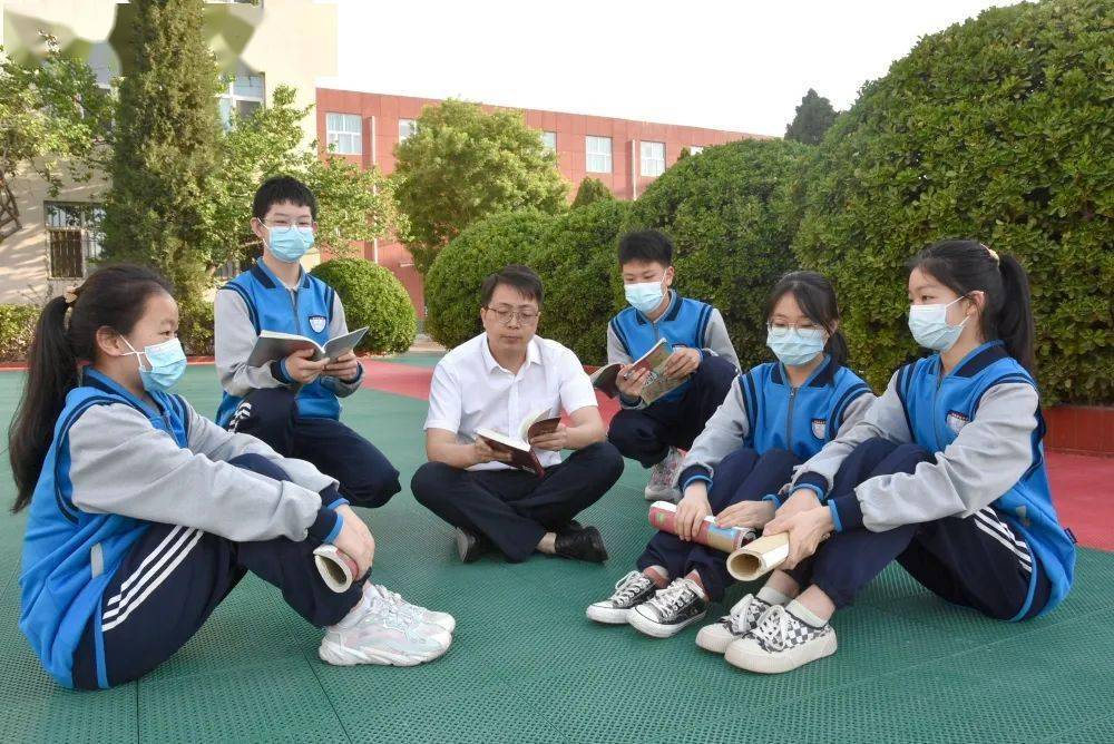 李醇洁,运城格致中学优秀历史教师,出身书香世家,富有教育情怀.