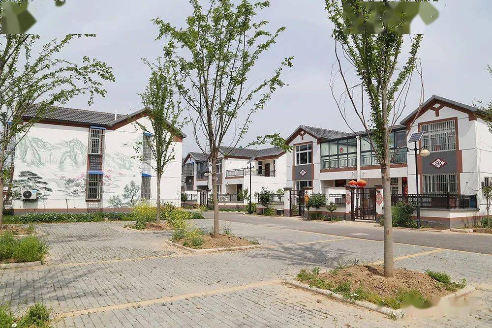 眼下,议堂镇柳新村新型社区,处处生机勃勃,道路宽敞整洁,两层小洋楼