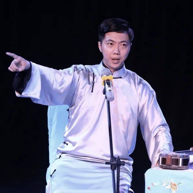 我们特别邀请扬州曲艺团青年弹词演员张一丞为大家"献声".