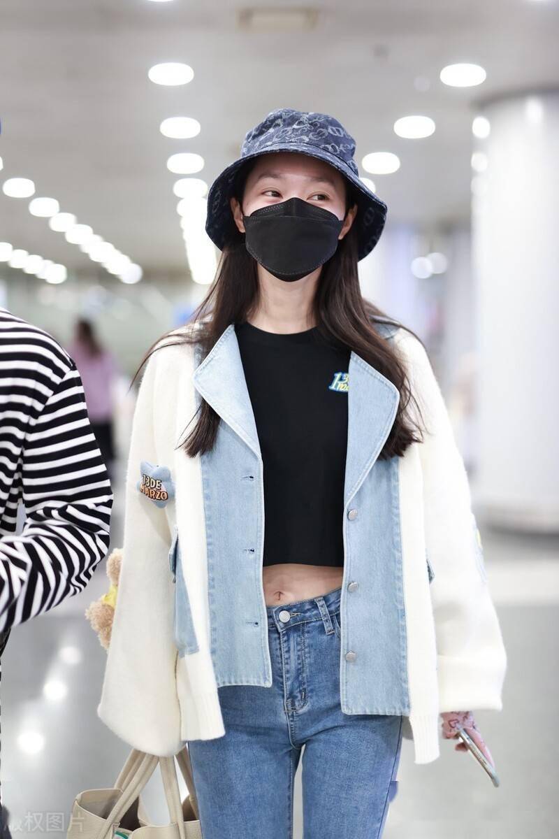 街拍宋轶渔夫帽搭拼接夹克牛仔裤漂亮灵动