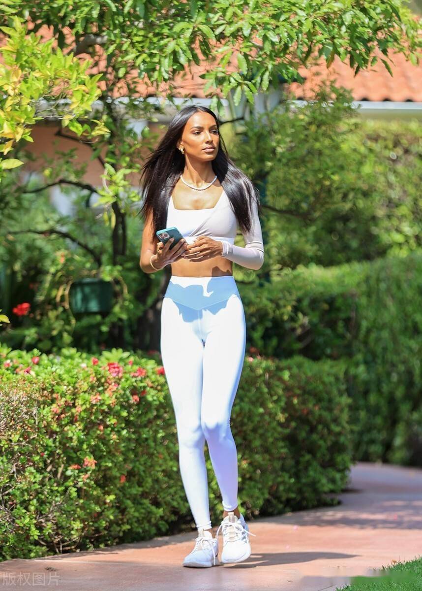 贾丝明图克街拍白色运动胸衣瑜伽裤气质尽显