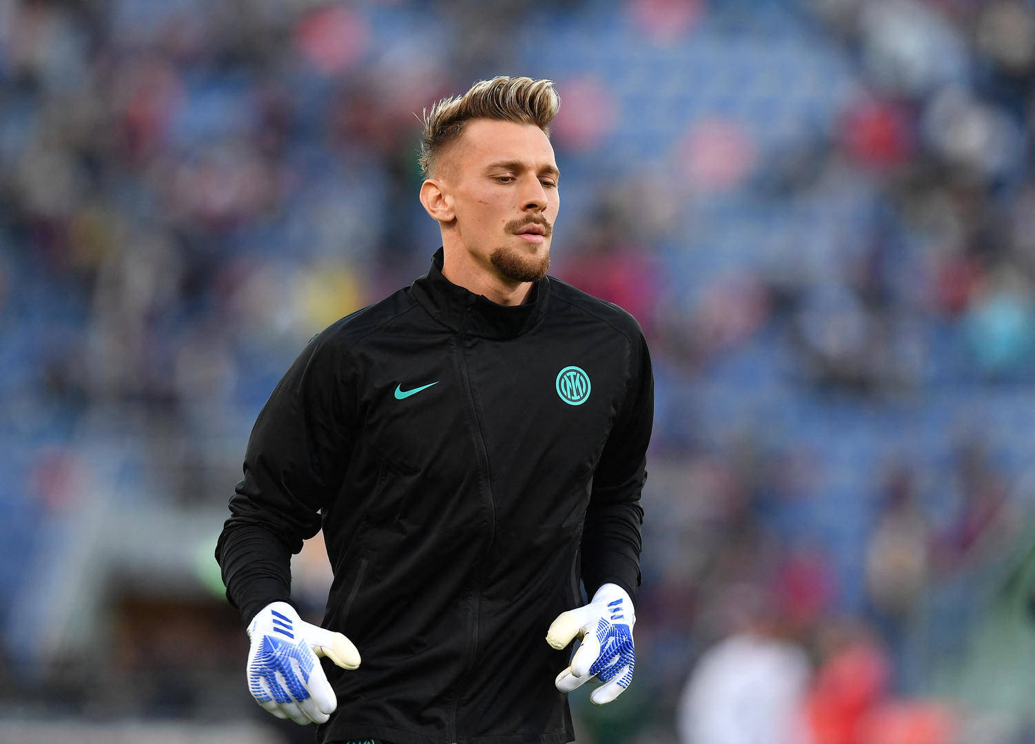 24岁的罗马尼亚门将拉杜在经验上确实有些欠缺,在这