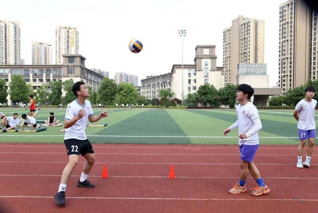 重庆杨家坪中学供图)两人对垫排球比赛,蒙眼单腿平衡站,颠足球大赛