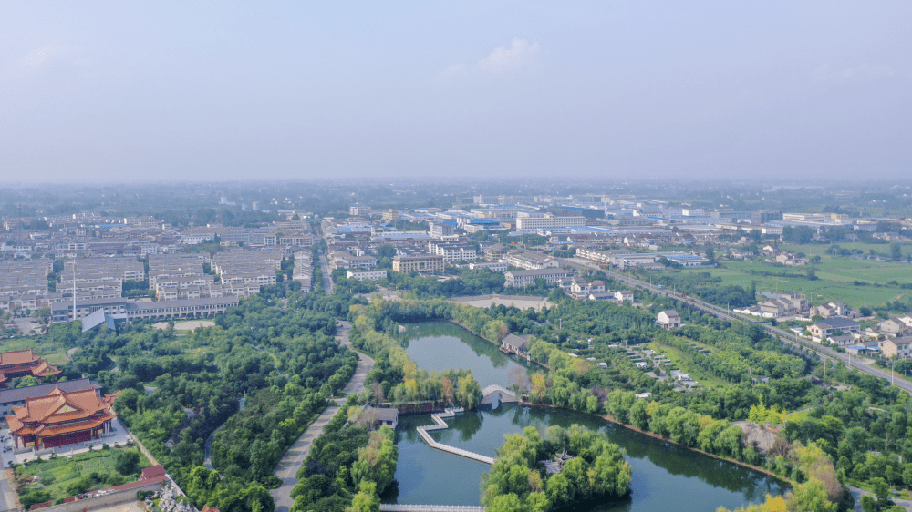 干净整洁的街道,秩序井然的集市,碧波荡漾的河塘……仪征市陈集镇正在