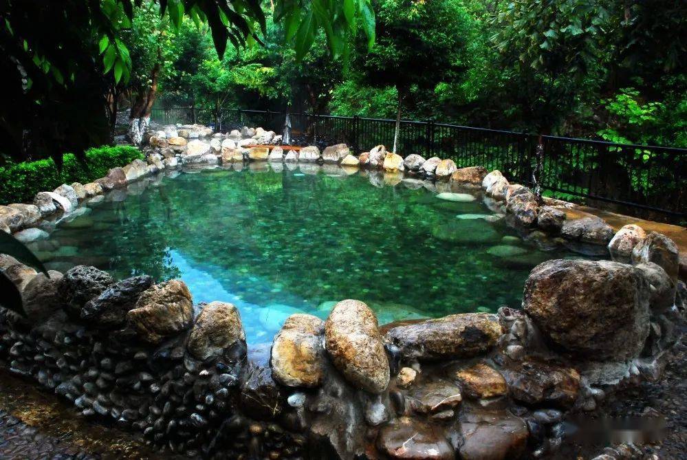 太极温泉太极温泉,原名火龙温泉,温泉水从太极谷二龙山半山石灰岩洞中