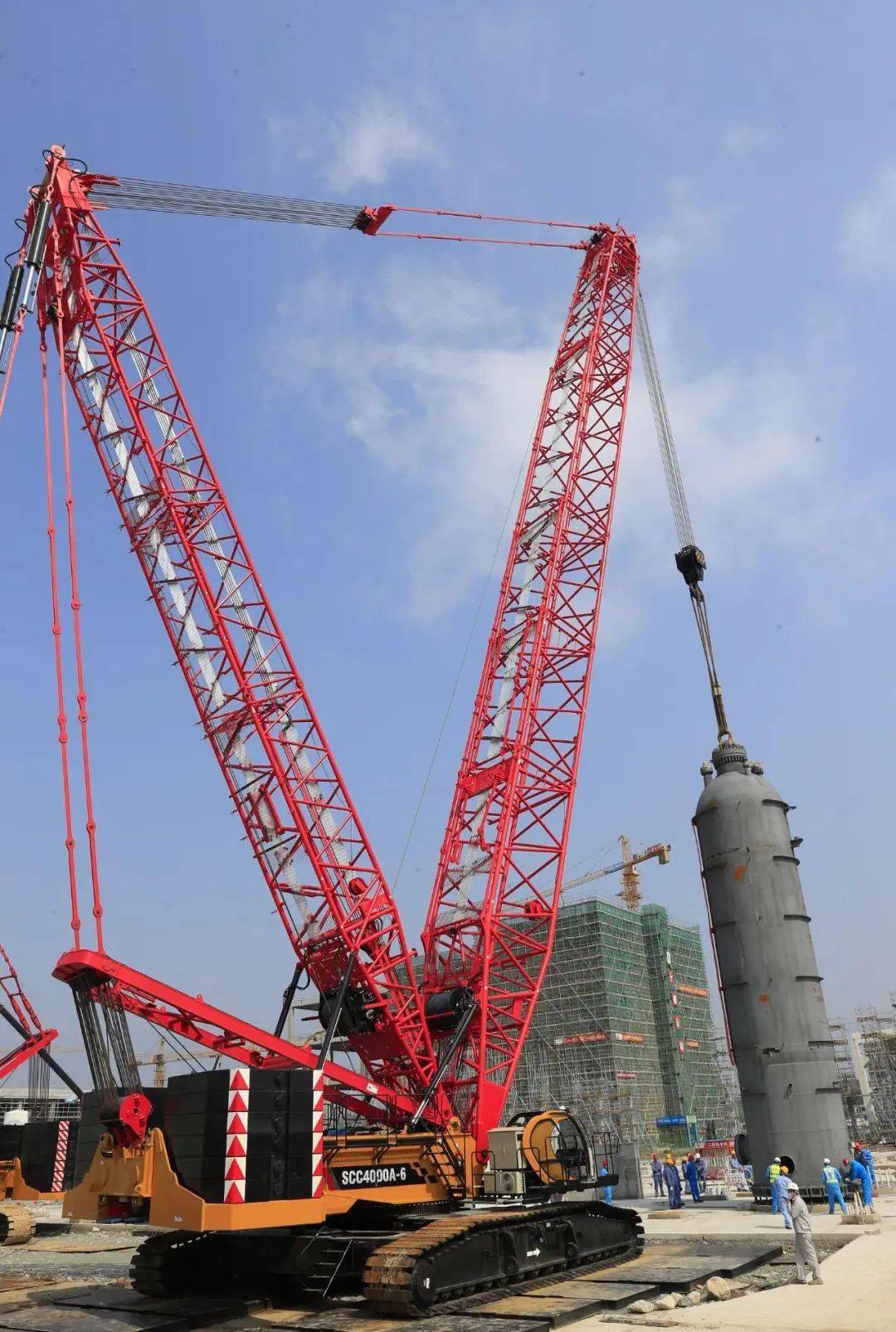 巴陵石化己内酰胺搬迁项目130吨首台大件设备顺利吊装成功