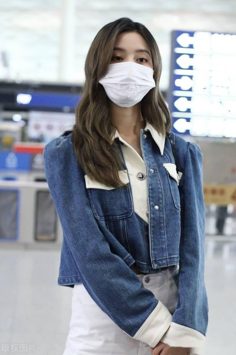 街拍:徐艺洋一头披肩长发展出现时尚和魅力_机场_北京_徐艺洋