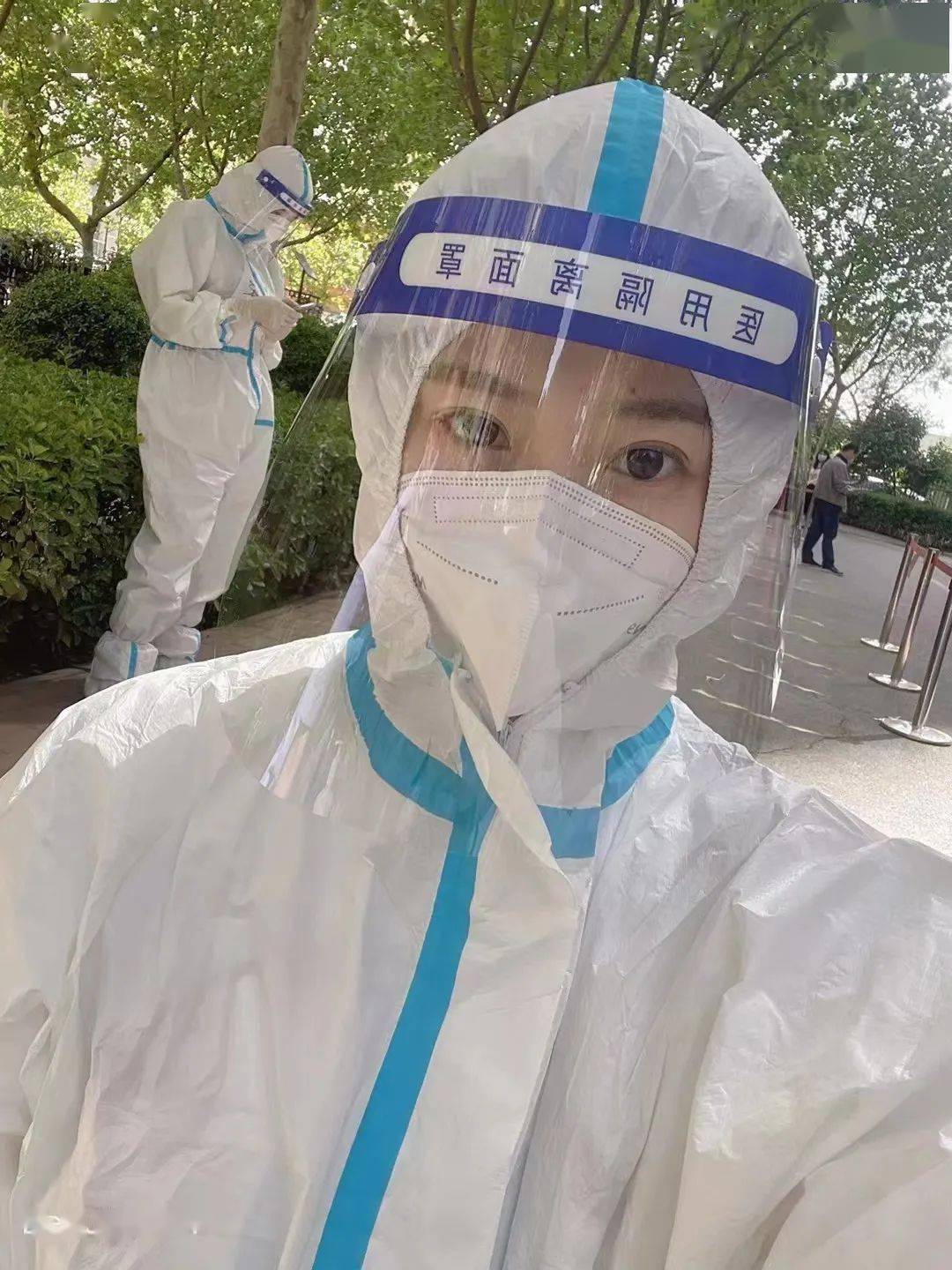 市行政审批局全体干部职工一线战疫显担当
