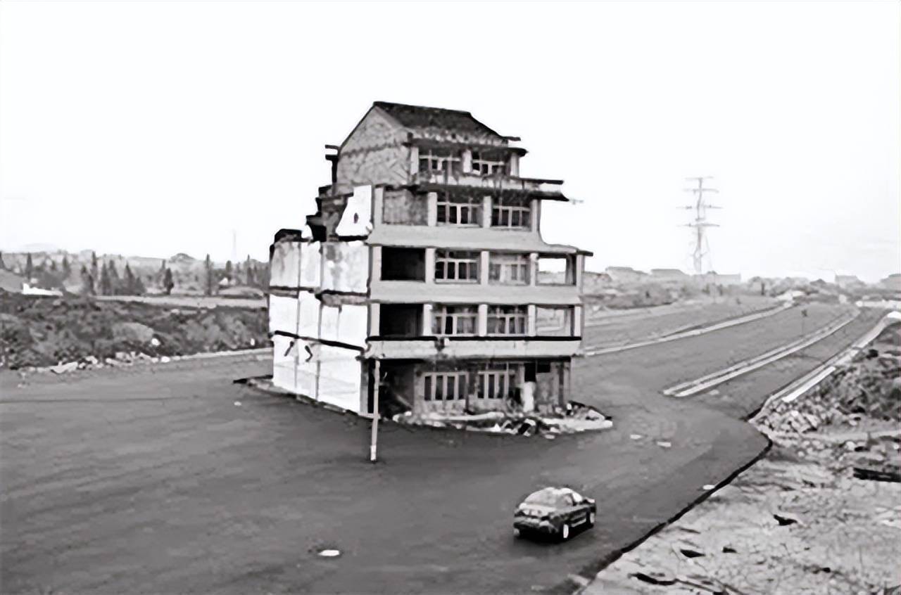 重庆钉子户"孤岛"对峙两年,被判强制执行仍不搬出,如今怎样?