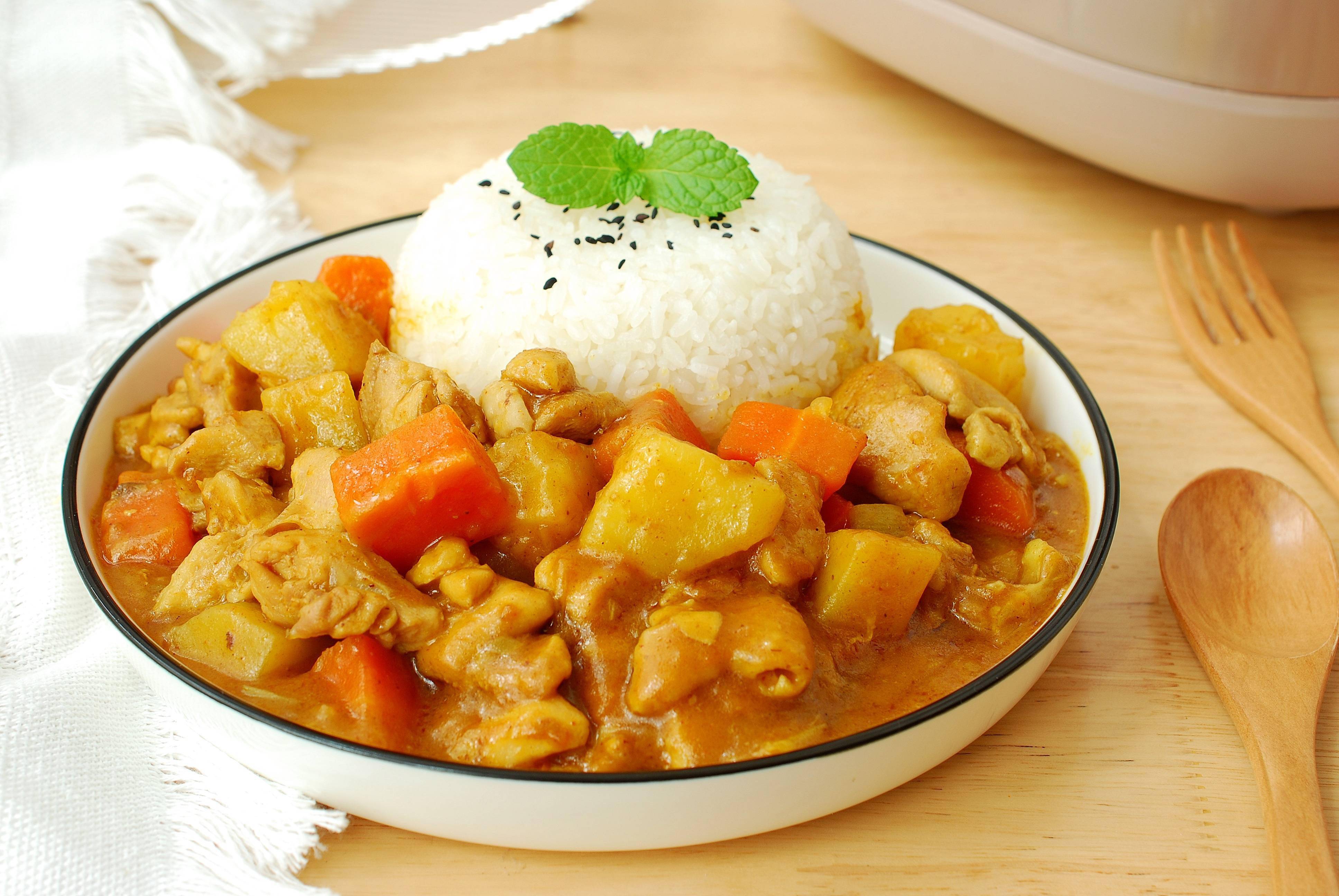 比如这道咖喱鸡腿饭,就是孩子最爱吃的一种.