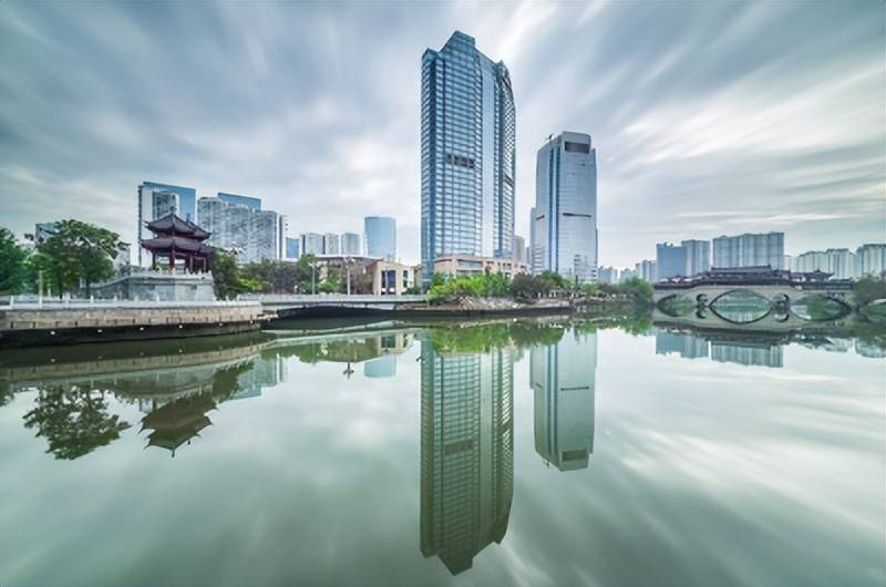 连华代表表示,"雪山大邑"是建设"雪山下的公园城市"的重要承载地之一