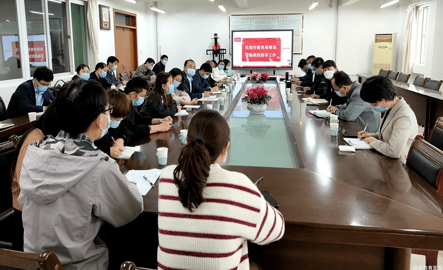 在高三备考工作调研过程中,工作组到沂源一中,与沂源一中校长魏述民