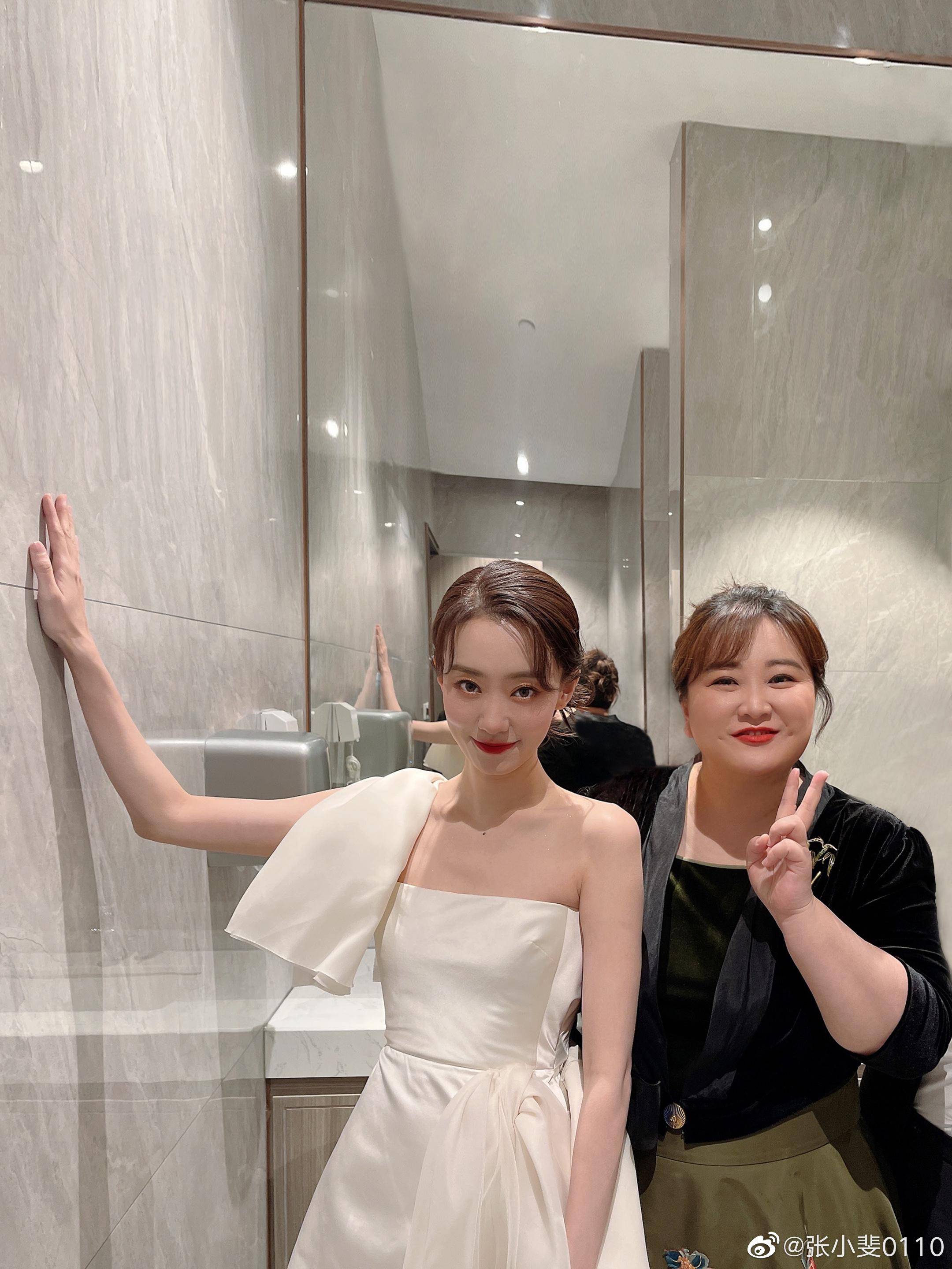 张小斐晒照卡点为贾玲庆生你是我见过最勇敢最真挚的女孩