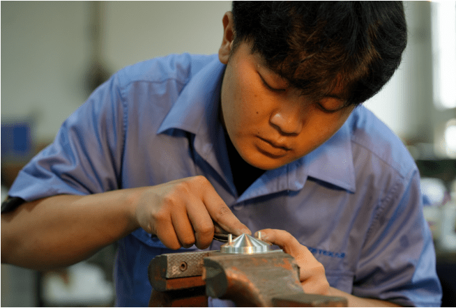 四川26岁小伙入职7年成长为高级钳工技师:为冰冷材料赋予"生命力"_郑