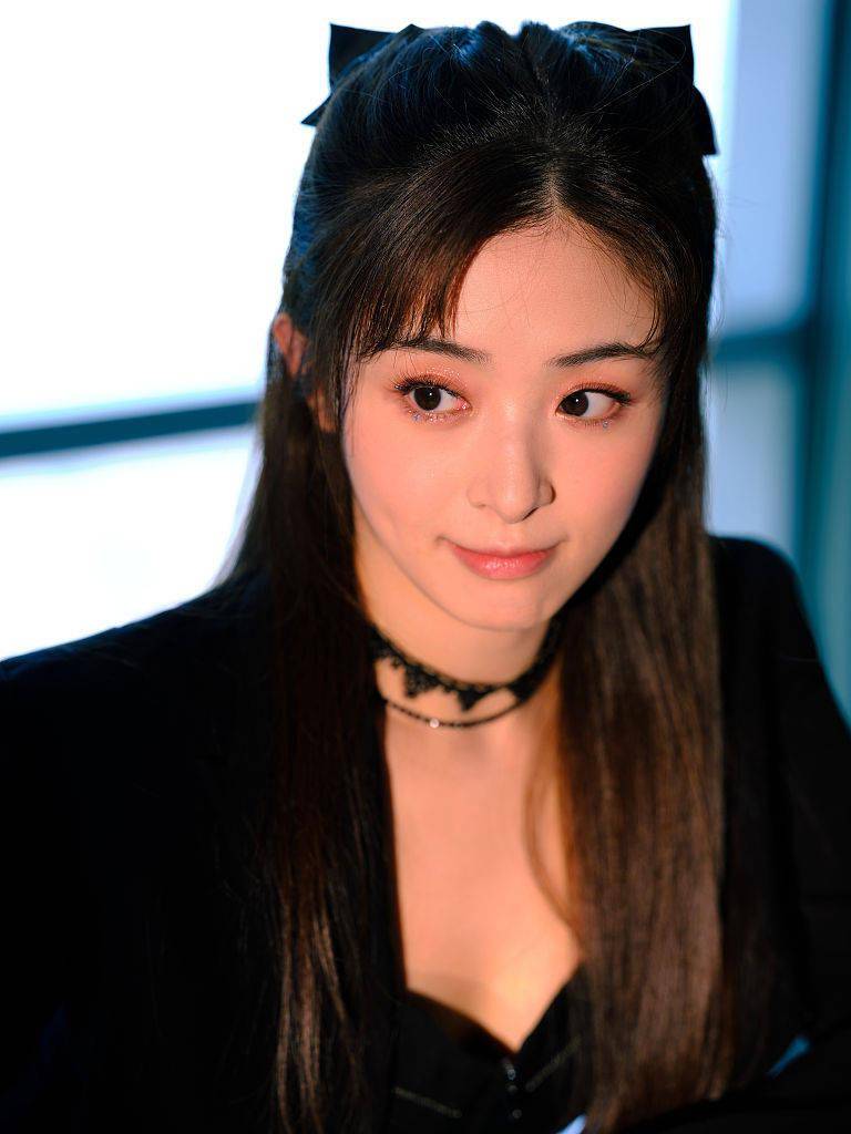 张含韵黑裙酷飒诠释别样气质新歌首唱引期待