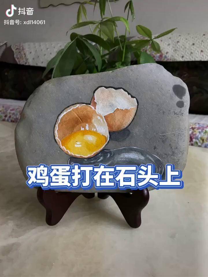 今日石头画鸡蛋打在石头上石头画瓦片画家居摆件