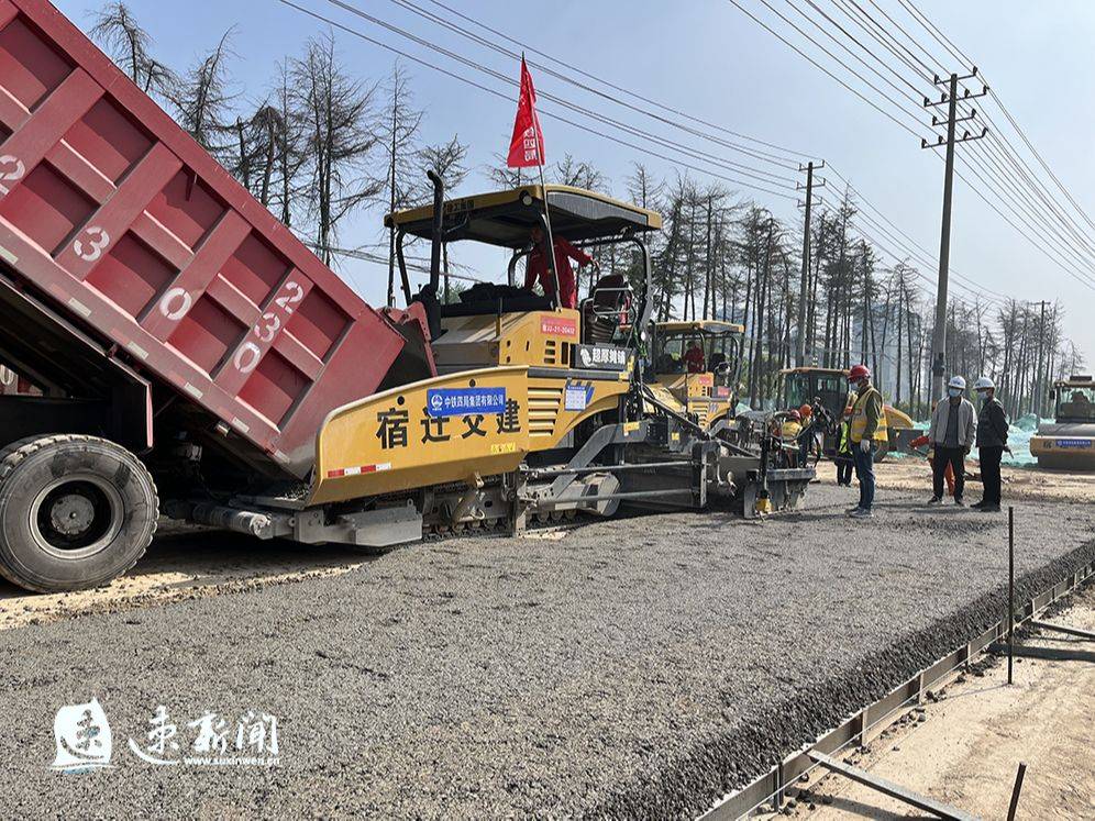 北京路1标段率先开始水稳基层摊铺五一迎来新工程节点