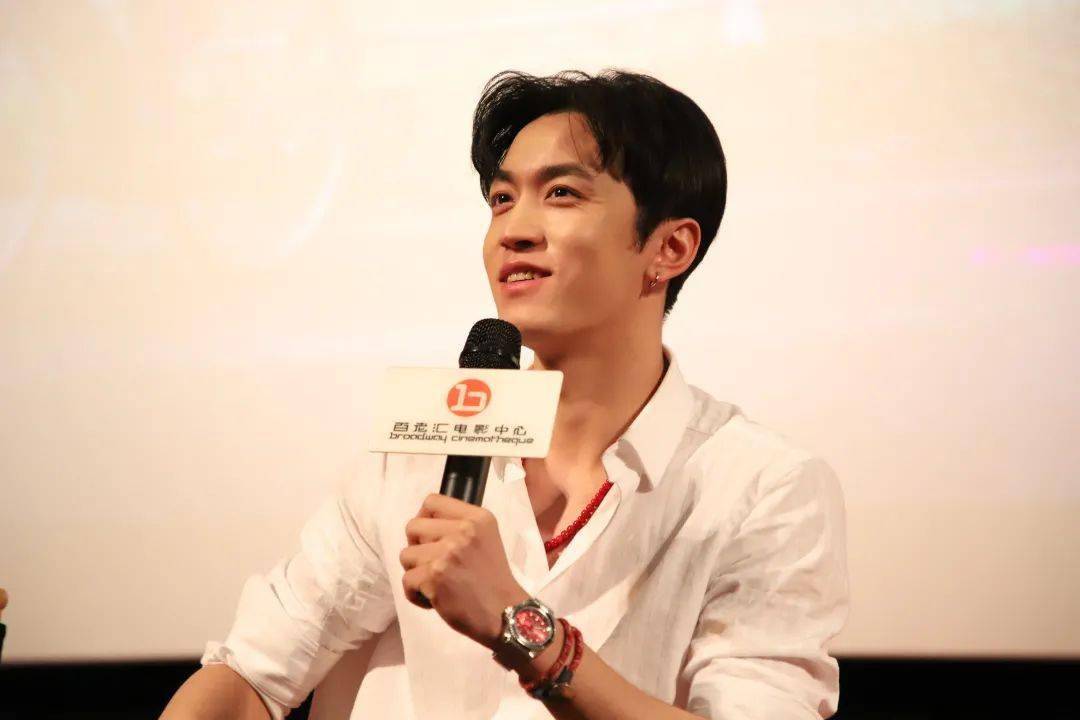 牛超:两位主演在大银幕上这个片子算是处女作?