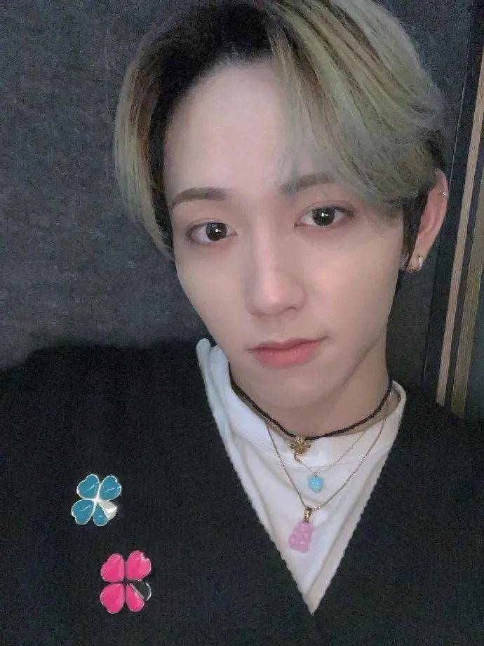 最新高田真史帆佩戴权志龙品牌pmo新品676767