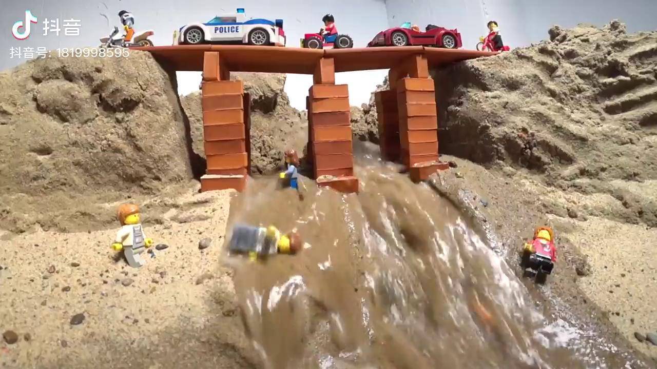 乐高玩具洪水冲垮桥梁益智玩具创意抗洪救灾