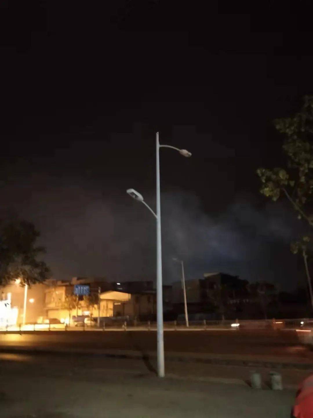 宾阳城郊这段路黑灯瞎火的!群众:很不安全_路灯_路段_夜间