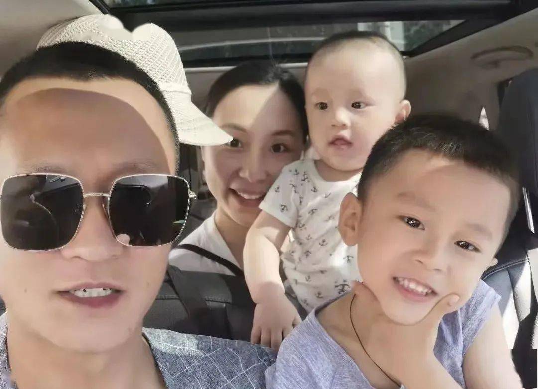 丈夫刘大吉,现任前郭县民族歌舞传习中心团支部兼职书记.