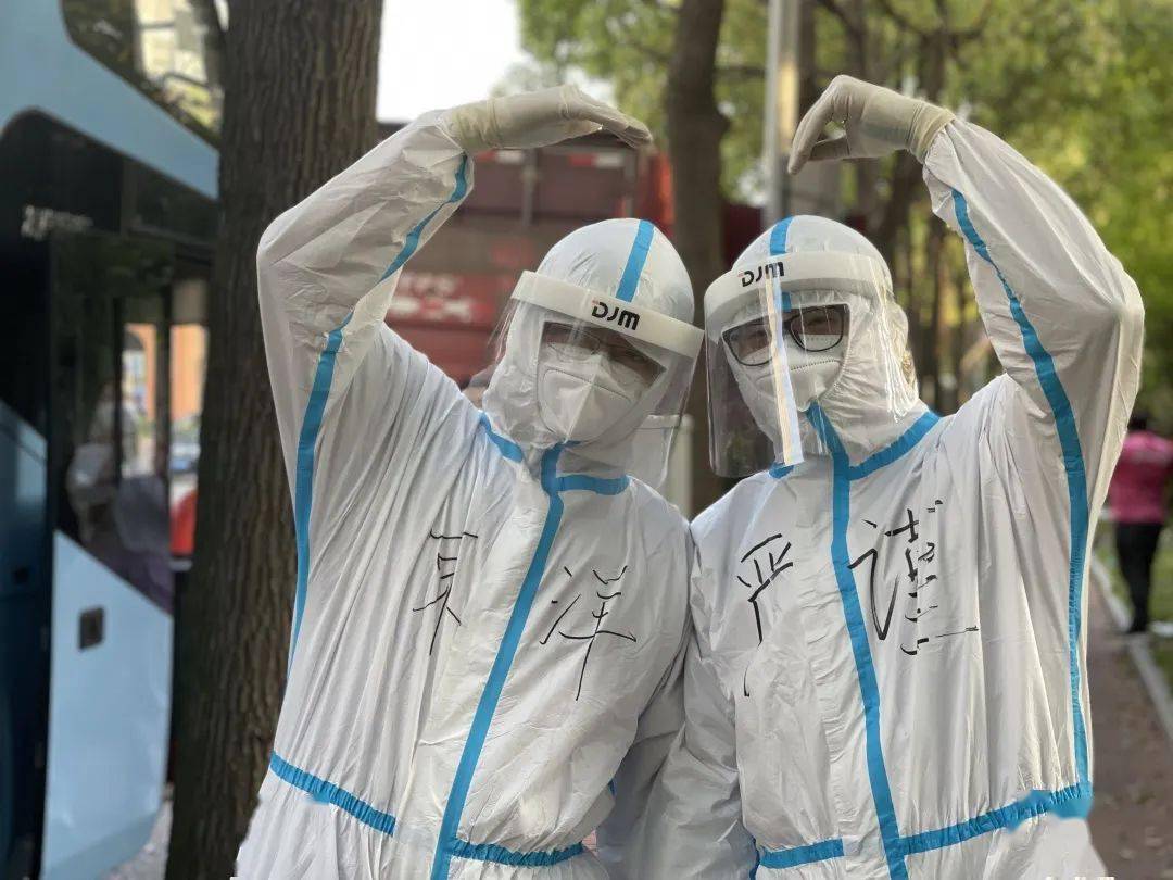 严谨,束洋是队里的"身高担当",一米八几的个子在这次核酸采样"扫街"