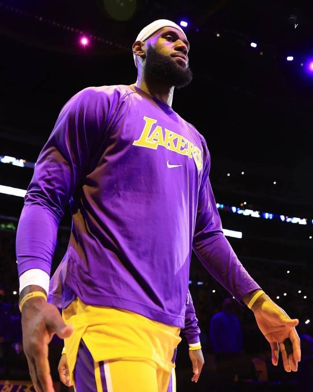 32岁老将:我想留在湖人_詹姆斯_球员_训练