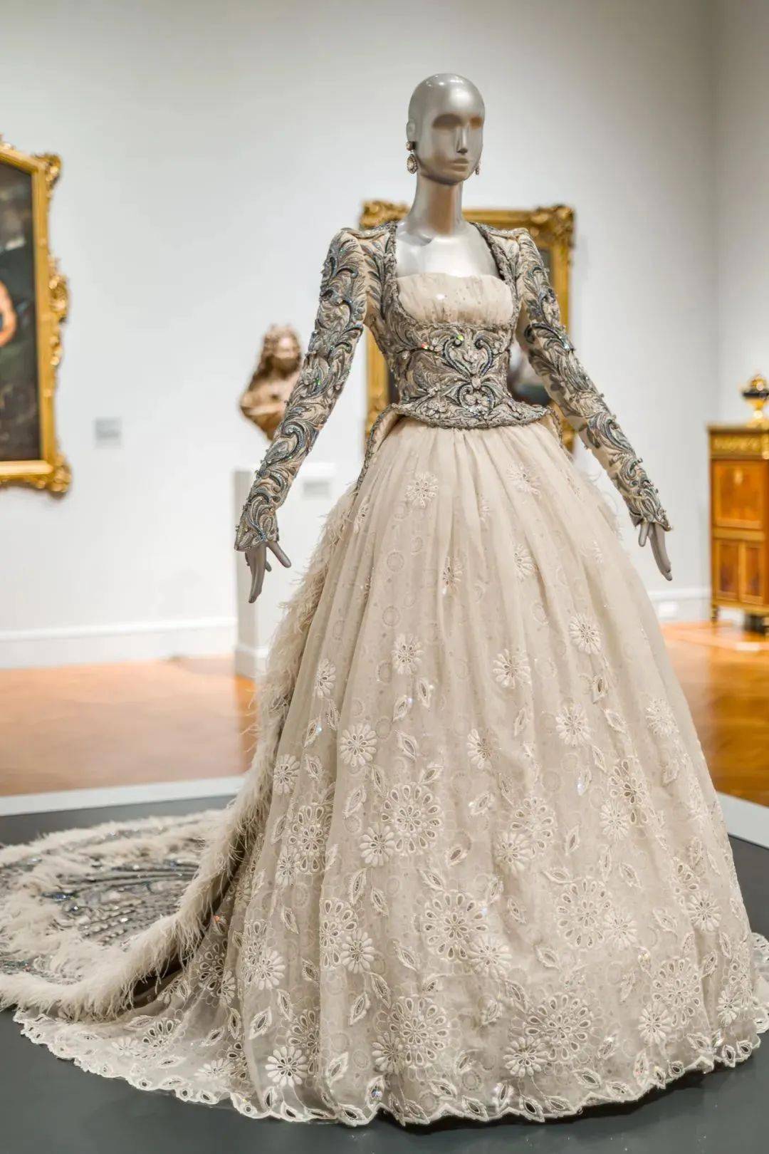 中国高定设计师郭培在美国旧金山美术博物馆举办回顾展