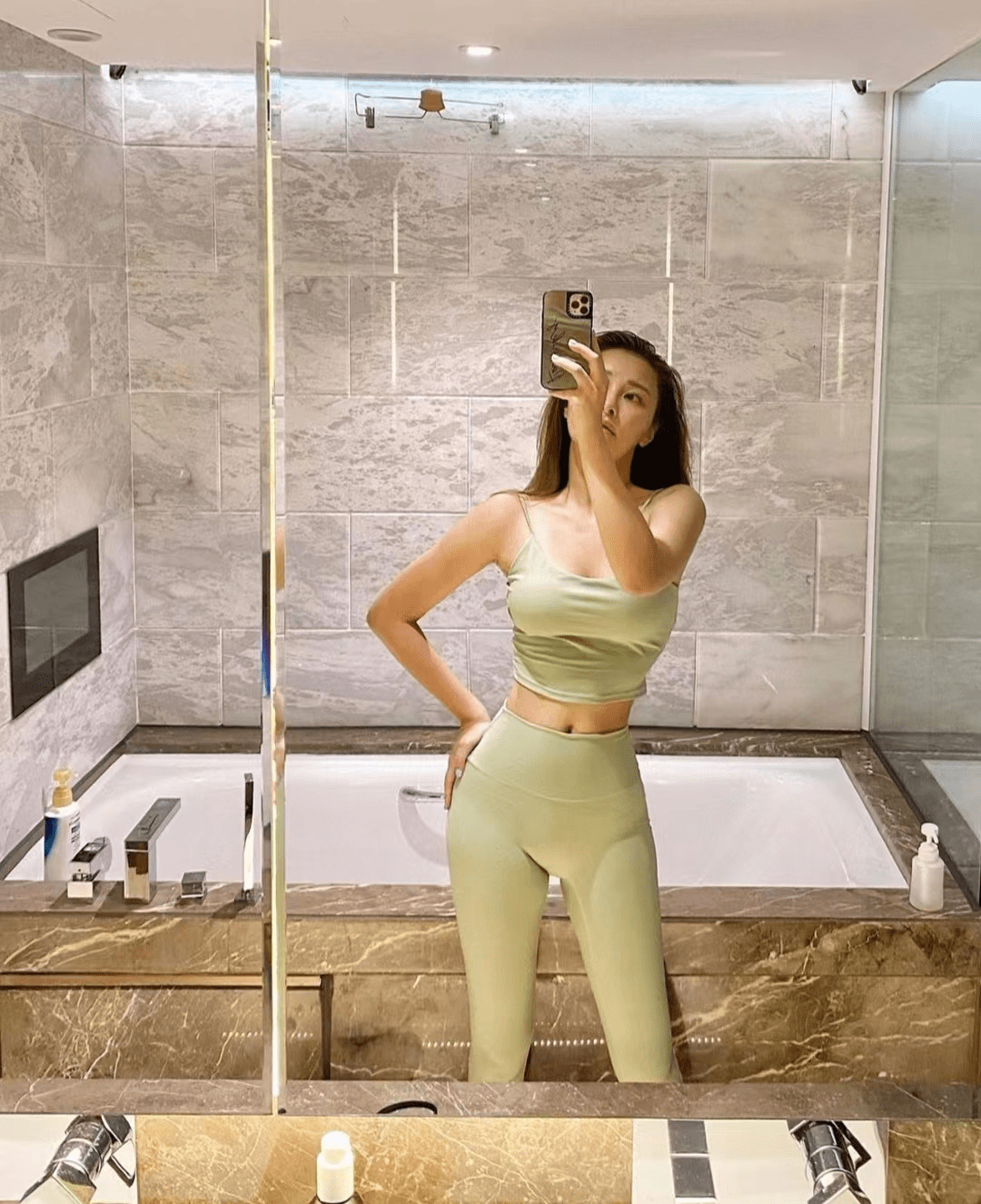 被封"小腰精",28岁知名女星大晒小蛮腰,单身多年有雪卵计划_蔚雨芯