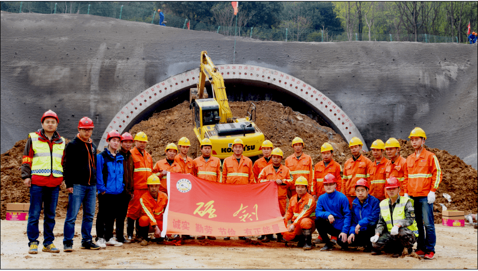 会场上这抹橙色格外亮眼浙江交工路建砺剑班组获全国工人先锋号