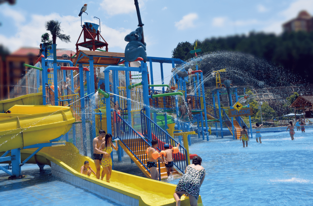 精心打造的"水上乐园"超多种娱乐设施,满足大小朋友的水上探险之旅