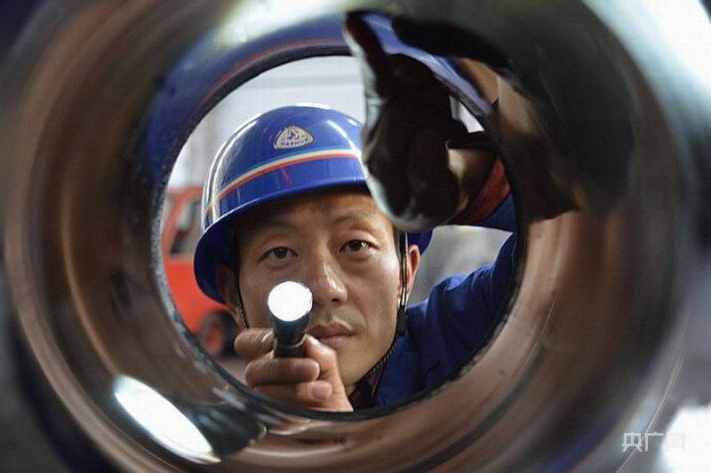 李向前在检修内燃机车气缸套(央广网发 牛玉江 供图)不忘初心,设立"