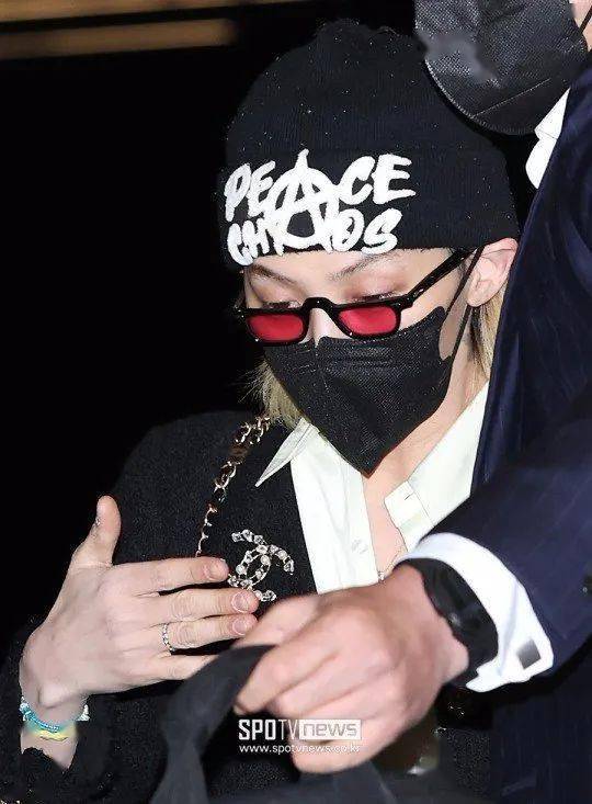 最新权志龙机场照全身香奈儿除了帽子