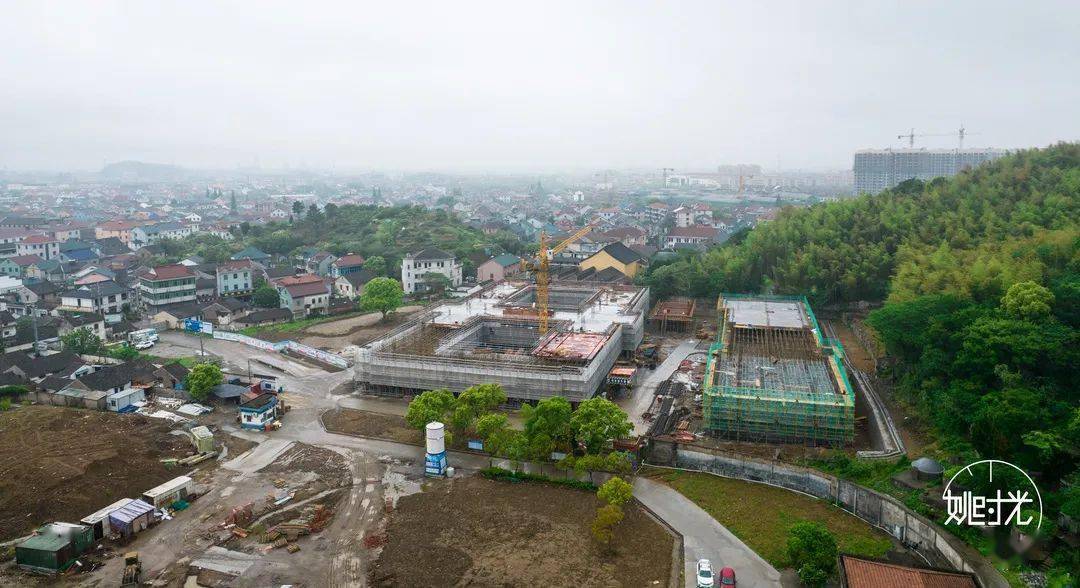 一幢幢新樓正在緊鑼密鼓地建造中,建好之後,這裡將會成為臨山中學的