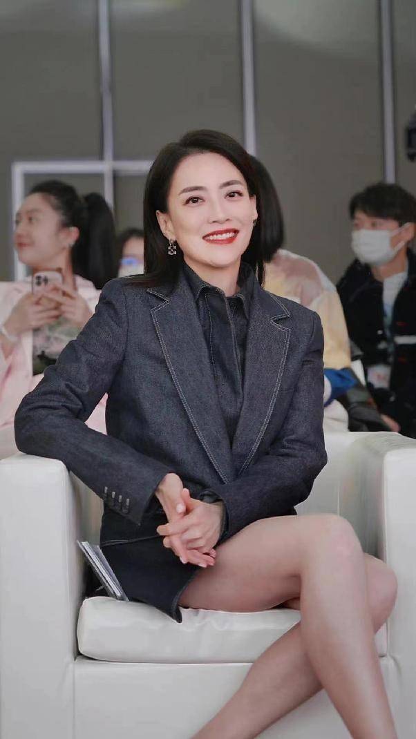 霍汶希不靠"金牌经纪人"名号也能出圈,穿着打扮太惊艳,不显老