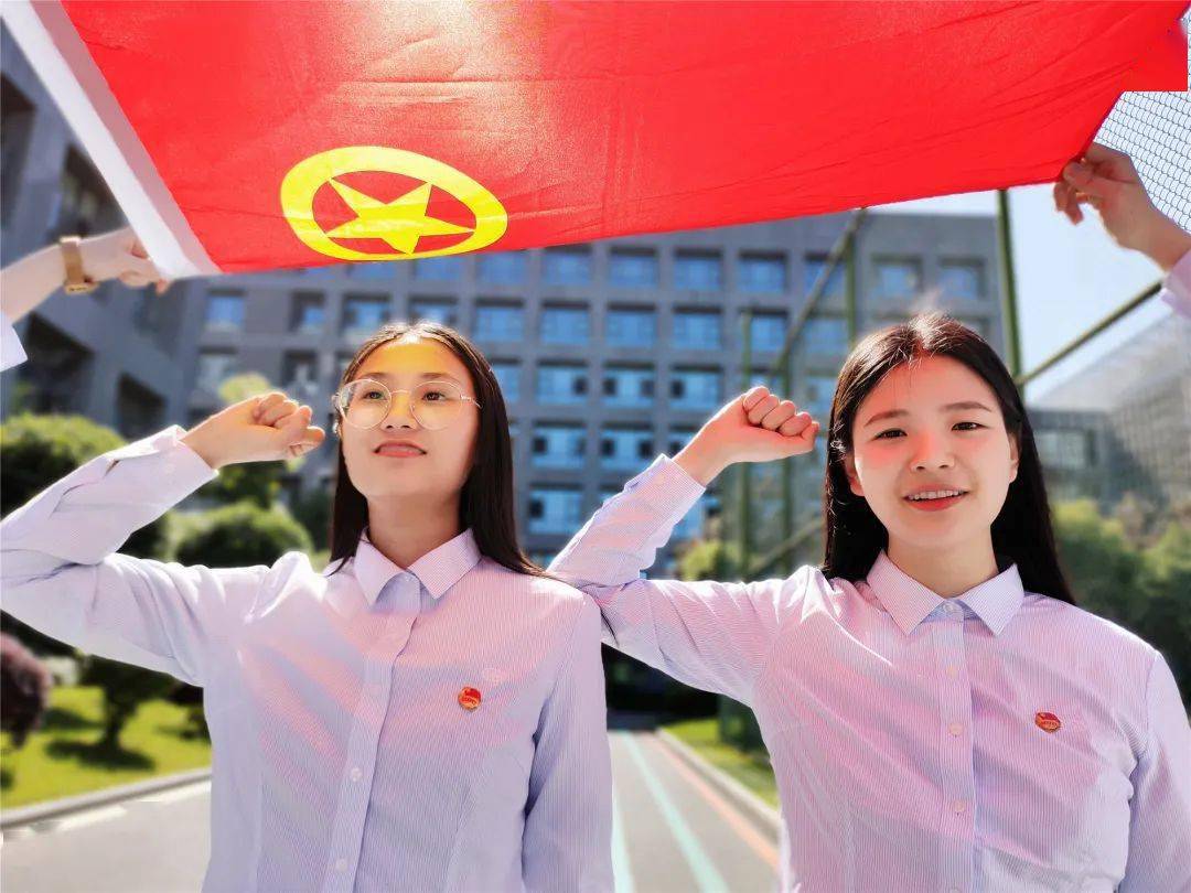 与团旗合影东方锅炉团员青年五四青年节之际叫"我是共青团员"有一种骄