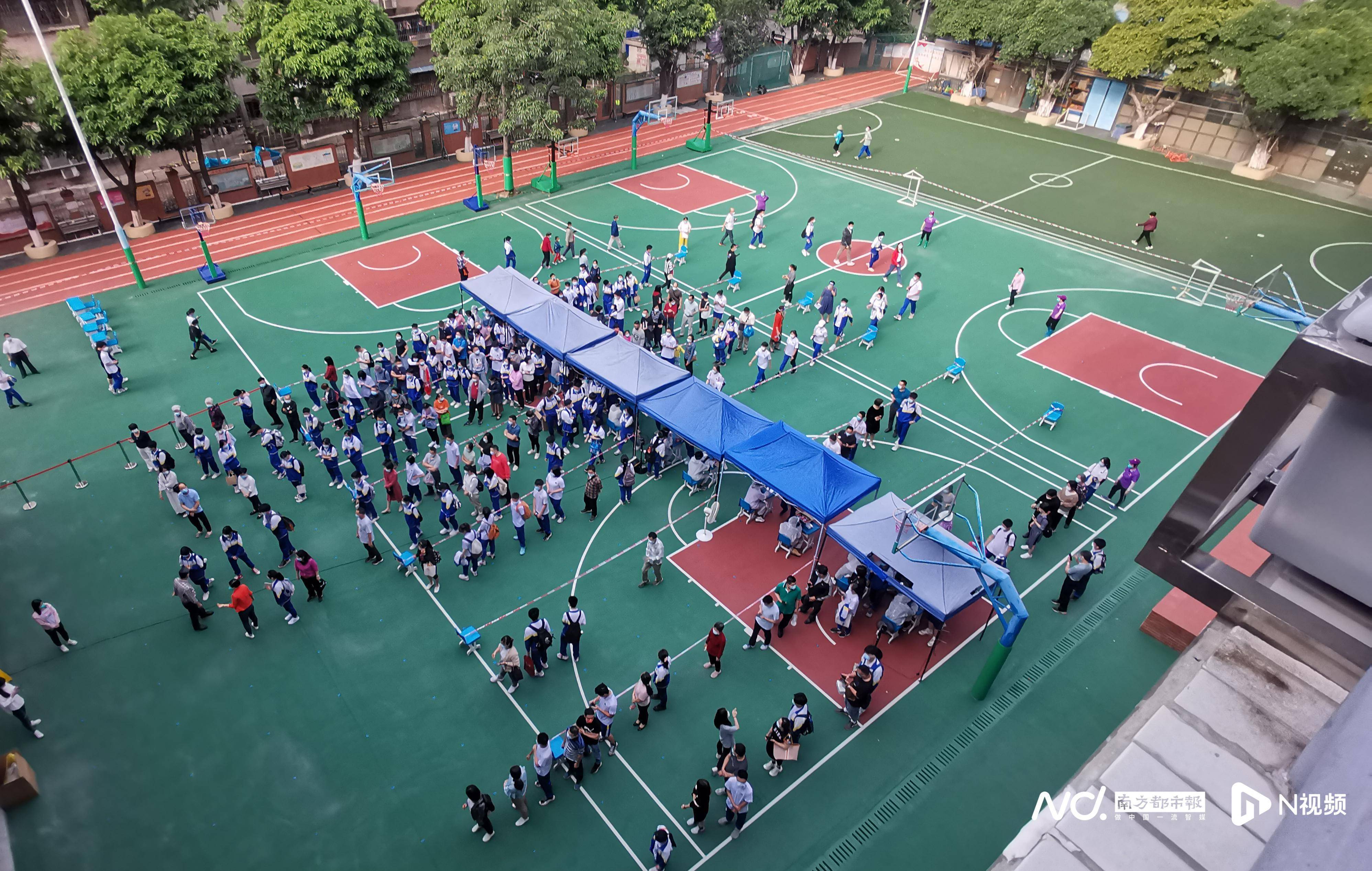 5月4日早上,广州市荔湾区鸿图苑小学,验核酸排队等待区,在操场分好组