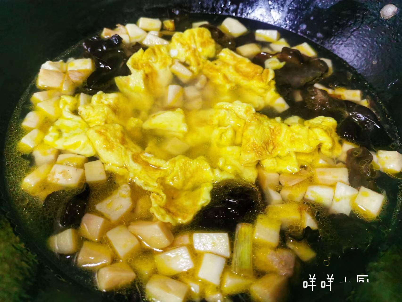 鲜美的杏鲍菇鸡蛋汤就做好了,低脂的哦,放心地大口吃吧.