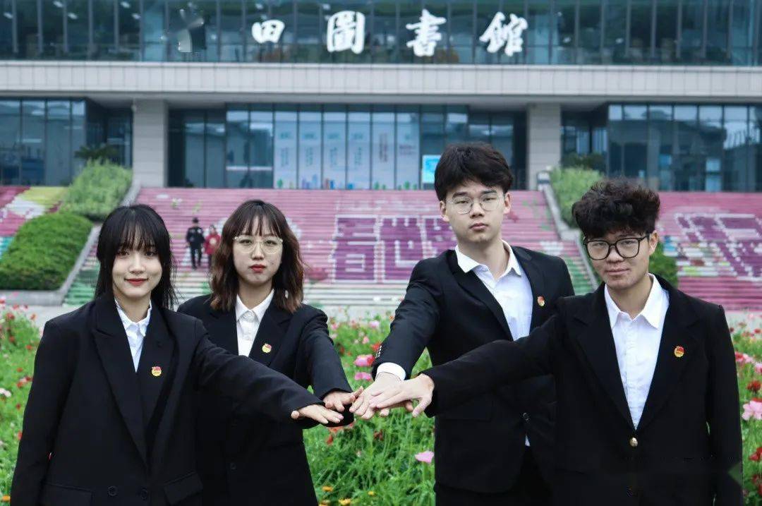 校团学骨干哦仪式感upup穿起了西装,戴起了党团徽看咱们树人青年们青