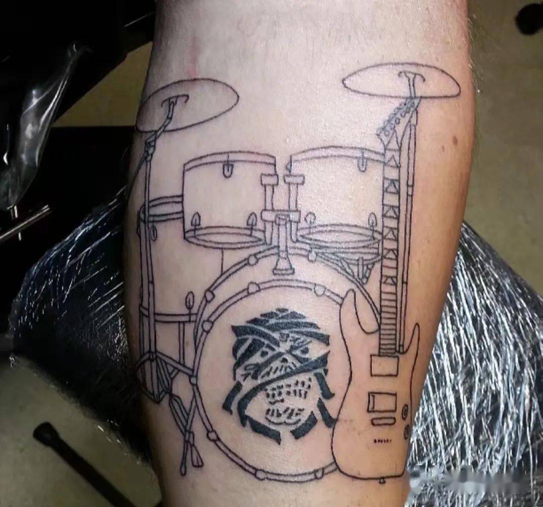 鼓手演奏起来十分神气,显眼,爵士鼓从外观上看去就像一排架子上挂着