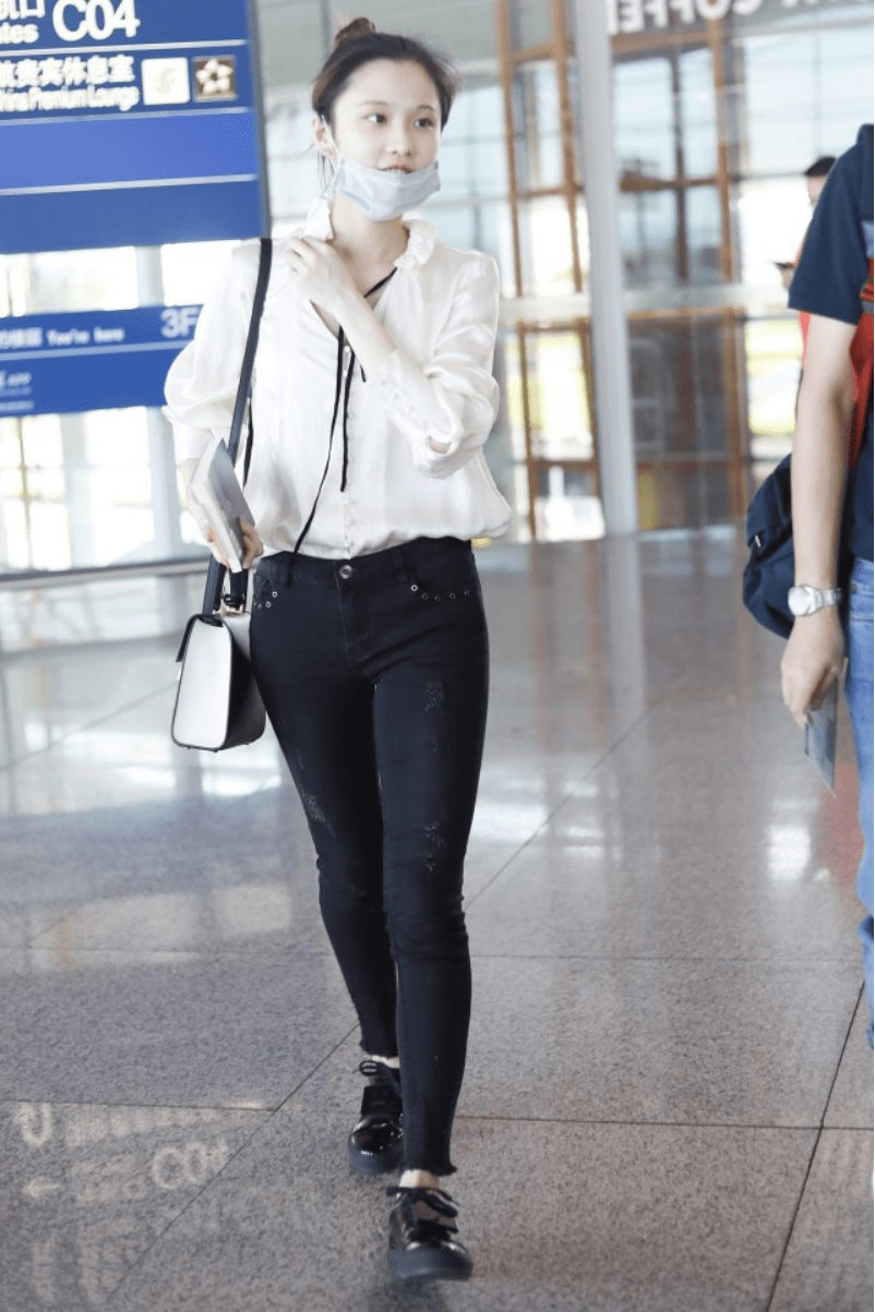 张慧雯这清纯的气质拿捏得真到位穿衬衫像邻家小妹妹笑容也甜